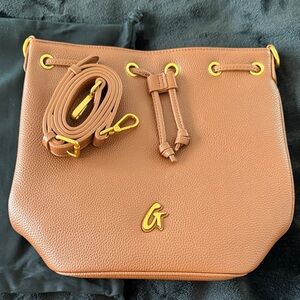 Elegant Tan Leather Shoulder Bag